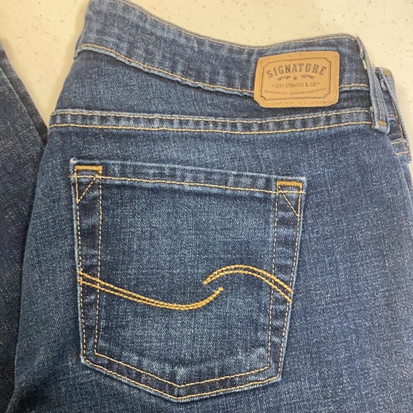 🎉HP🎉Levi’s low rise bootcut Jeans - Picture 2 of 10